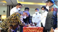 Wagub Gorontalo H. Idris Rahim (kiri) menandatangani deklarasi “SultengGo Katulistiwa” untuk pencalonan Provinsi Sulawesi Tengah dan Gorontalo sebagai tuan rumah PON XXII tahun 2028 di Hotel Sutan Raja, Palu  (Arfandi Ibrahim/Liputan6.com)
