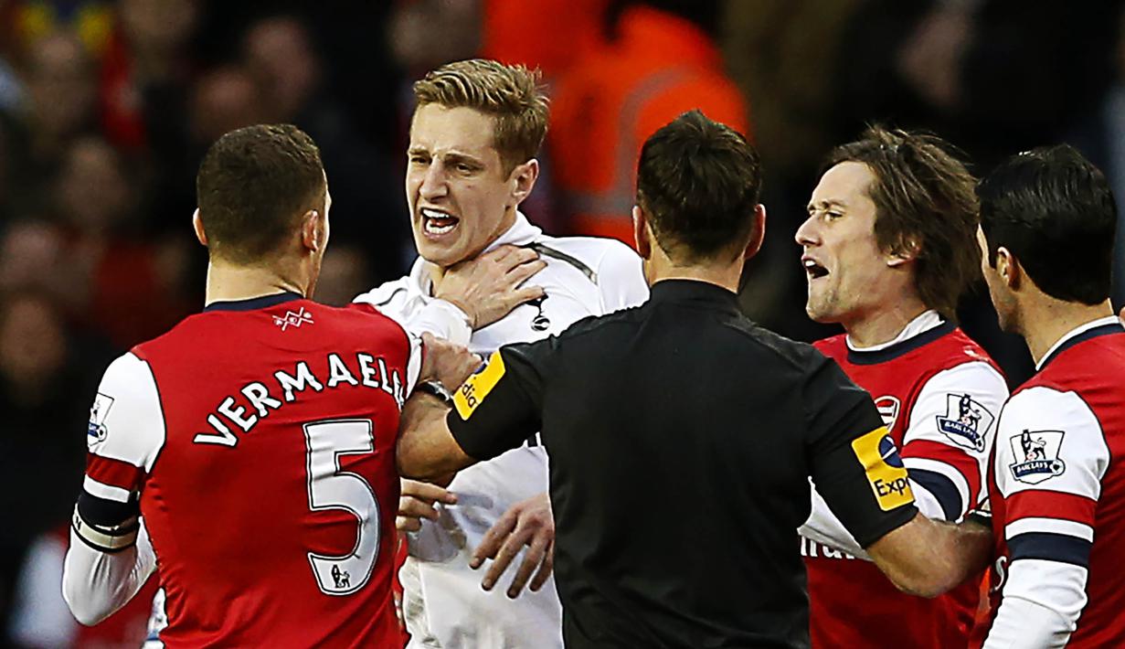 Bek Arsenal, Thomas Vermaelen beradu argumen dengan pemain Tottenham, Michael Dawson pada laga Liga Premier di Stadion White Hart Lane, Inggris, Minggu (3/3/2013). (EPA/Kerim Okten)