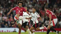 Pemain Manchester United, Joshua Zirkzee, mengontrol bola saat melawan Fulham pada laga Liga Inggris di Stadion Old Trafford, Sabtu (17/8/2024). (AP Photo/Dave Thompson)