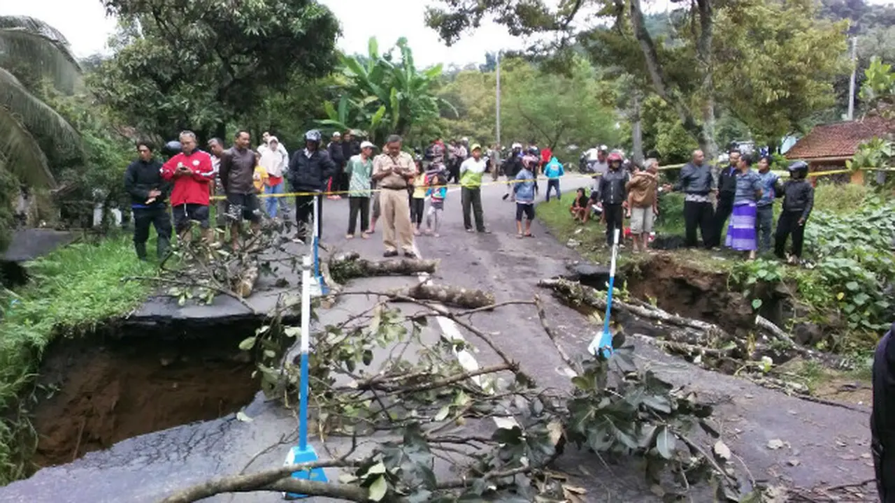 Kondisi Jalan di Majalengka Pascalongsor