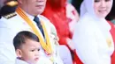 Kebersamaan Ridwan Kamil dan Atalia Praratya bersama putra bungsu mereka.Arkana tampak serius melihat upacara pengibaran bendera. (Foto: Instagram/ ridwankamil)