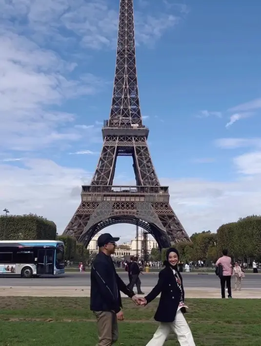 Di instagram pribadinya, Poppy Bunga kerap kali memperlihatkan keromantisan mereka.[foto: instagram/poppybungariphat]