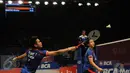 Pebulutangkis ganda campuran Indonesia, Tontowi Ahmad/Liliyana Natsir berusaha mengembalikan bola ke arah lawannya di BCA Indonesia Open 2016, Jakarta, Selasa (31/5/2106). Tontowi Ahmad/Liliyana Natsir menang 21-10, 21-6.(Liputan6.com/Helmi Fithriansyah)