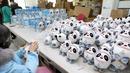 Karyawan mengerjakan boneka  maskot Olimpiade Musim Dingin Beijing 2022 Bing Dwen Dwen di salah satu pabrik di Nantong, Jiangsu Timur, China (8/2/2022). (AFP Photo/STR)