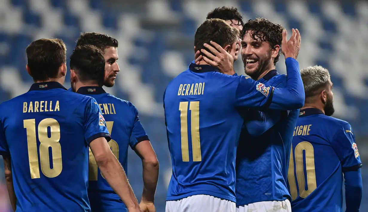 Striker Italia, Domenico Berardi (11), merayakan gol kedua Italia yang dicetaknya, bersama Manuel Locatelli dalam laga UEFA Nations League Grup A1 melawan Polandia di Stadion Mapei, Italia, Senin (16/11/2020) dini hari WIB. Italia menang 2-0 atas Polandia. (AFP/Miguel Medina)