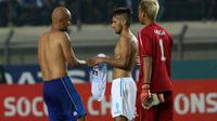 Sergio Van Dijk bertukar jersey dengan pemain Arema Cronus, Raphael Maitimo usai  laga Torabika SC 2016 di Stadion Si Jalak Harupat, Soreang, Bandung, Sabtu (27/8/2016). (Bola.com/Nicklas Hanoatubun)
