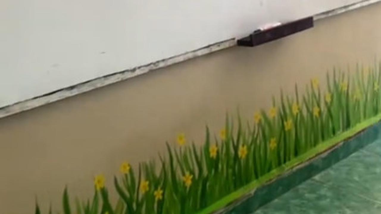 Keren Banget, Aksi Guru Kesenian yang Berhasil Hias Ruang Kelas Ini Banjir Pujian Warganet