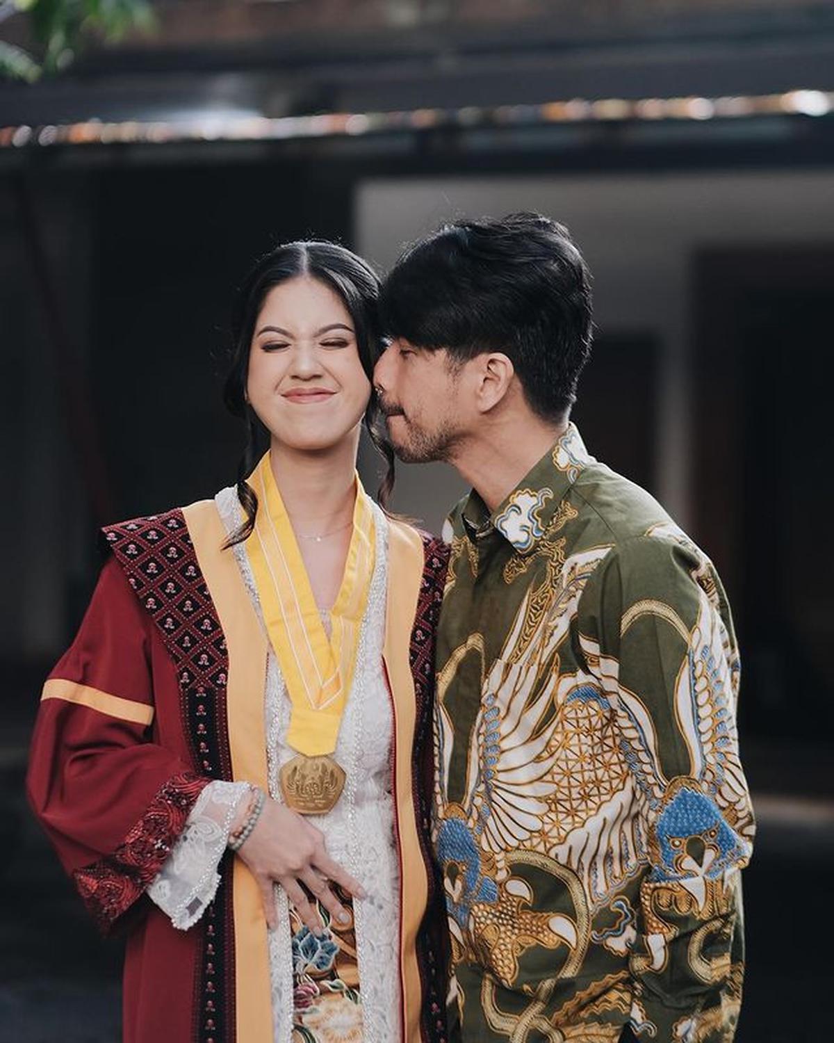 8 Potret Anak Ariyo Wahab Wisuda Tampil Cantik Berkebaya, Berhasil Wujudkan Mimpi Orang Tua