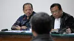Terdakwa Sutan Bhatoegana menjalani sidang lanjutan terkait kasus dugaan penerimaan hadiah penetapan APBN-P Kementerian ESDM di Pengadilan Tipikor, Jakarta, Senin (11/5/2015). Sidang mendengarkan keterangan tiga orang saksi. (Liputan6.com/Yoppy Renato)