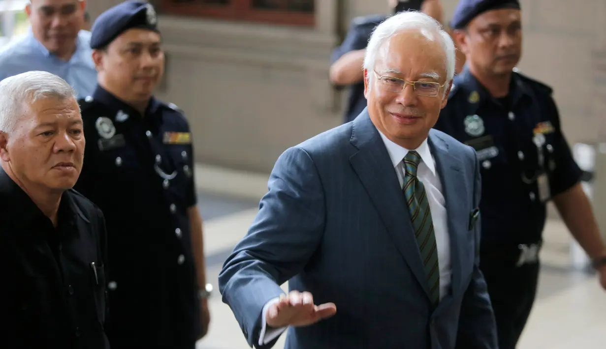 Mantan Perdana Menteri Malaysia, Najib Razak tiba di Pengadilan Tinggi Malaya, Kuala Lumpur, Rabu (8/8). Najib Razak akan dihadapkan dengan dakwaan baru di bawah undang-undang anti pencucian uang untuk kasus megakorupsi 1MDB. (AP/Yam G-Jun)
