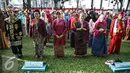 Para PNS wanita menggunakan kostum adat mengikuti upacara memperingati Hari Pendidikan Nasional 2016, Jakarta, Senin (2/5). Upacara diikuti oleh seluruh pegawai kemendikbud dan perwakilan sekolah-sekolah di Jakarta. (Liputan6.com/Faizal Fanani)