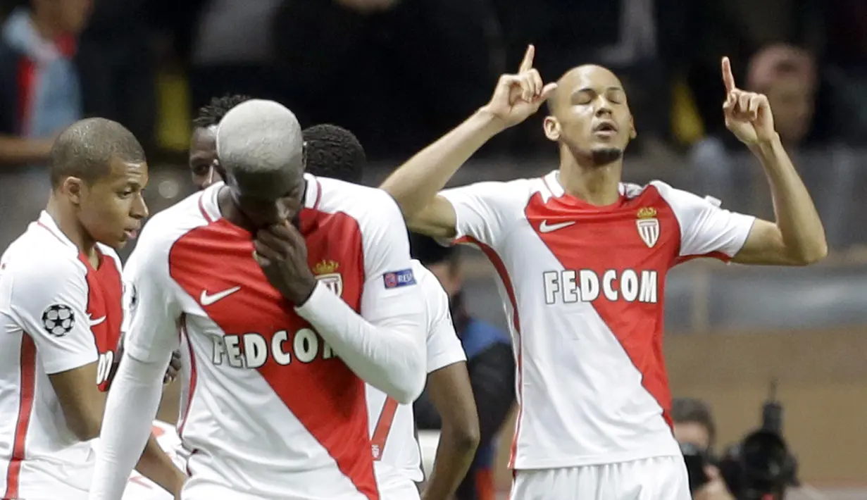Pemain Monaco, Fabinho (kanan) menyumbangkan satu gol untuk kemenangan timnya atas Manchester City pada leg kedua Babak 16 Besar Liga Champions Louis II stadium, Monaco, Rabu (15/3/2017). Monaco menang 3-1. (AP/Claude Paris)