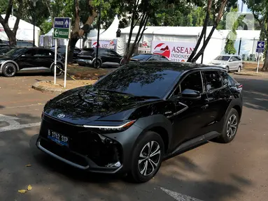 Mobil listrik yang akan digunakan untuk Konferensi Tingkat Tinggi (KTT) ke-43 ASEAN terparkir di Parkir Timur Gelora Bung Karno, Senayan, Jakarta, Selasa (29/8/2023). (Liputan6.com/Angga Yuniar)