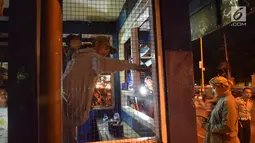 Petugas dibantu warga memperbaiki pos polisi yang sebelumnya dibakar massa saat peringatan Hari Buruh di Yogyakarta, Selasa (1/5) malam. Aksi ini menyebabkan kericuhan antara polisi, warga sekitar dan pendemo. (Liputan6.com/Gholib)