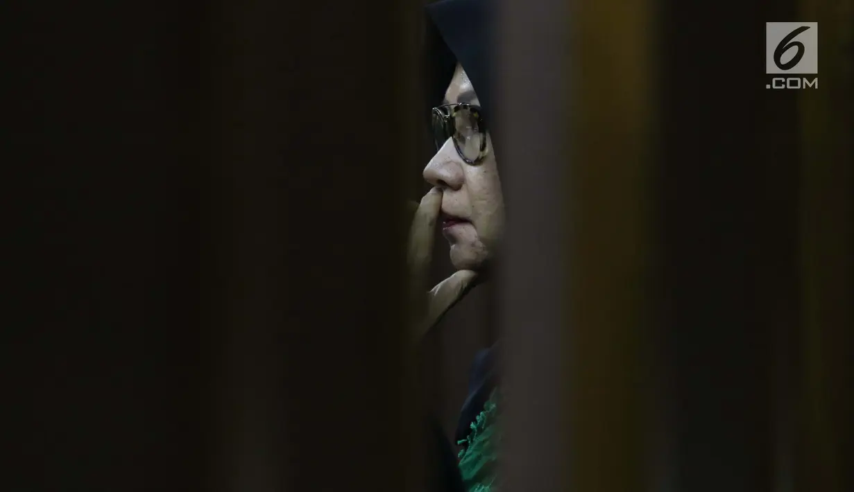 Terdakwa dugaan korupsi investasi perusahaan di Blok Basker Manta Gummy Australia Tahun 2009, Karen Agustiawan saat sidang lanjutan di Pengadilan Tipikor, Jakarta, Kamis (28/2). Sidang mendengar keterangan saksi. (Liputan6.com/Helmi Fithriansyah)