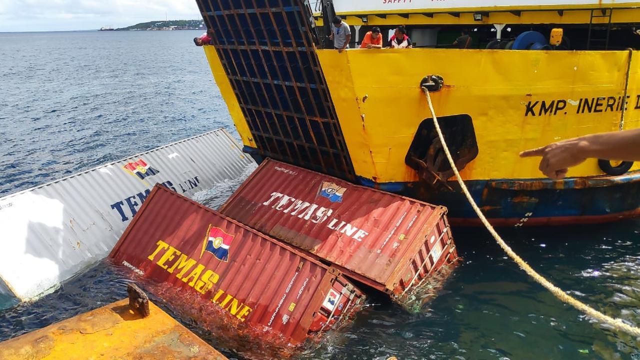 Penampakan Kapal Kargo Pengangkut Beras dan Semen Tenggelam di Teluk Kupang, Kok Bisa?