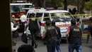 Petugas forensik menyelidiki kebakaran sebuah asrama penampungan anak-anak di Guatemala, Rabu (8/3). Tempat itu tidak hanya digunakan sebagai panti asuhan atau rumah aman, namun juga difungsikan sebagai pusat penahanan anak. (JOHAN ORDONEZ / AFP)