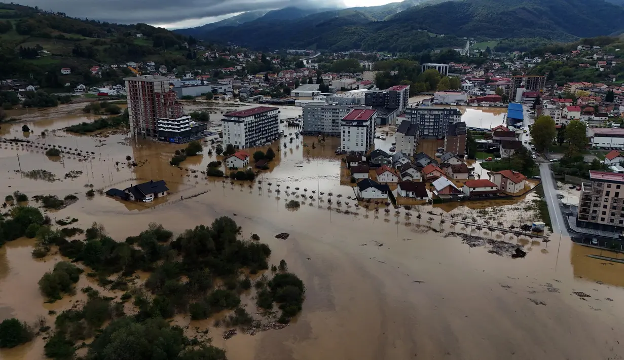Perdana Menteri Bosnia, Nermin Niksic menulis di platform media sosial X, bahwa situasinya sangat serius banyak warga masih terjebak di rumah mereka. (RUSMIR SMAJILHODZIC/AFP)