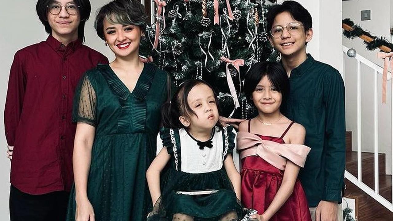Joanna Alexandara selebriti yang memiliki anak lebih dari tiga. Joanna mempunyai  4 anak hasil pernikahan dengan mendiang Raditya Oloan Pangabean.