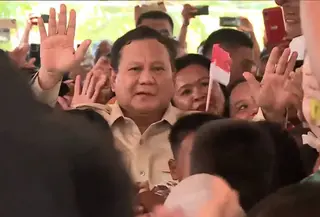 Prabowo tampak berjoget dan bernyanyi bersama warga dalam suasana penuh kegembiraan saat kunjungan ke Miangas. (Foto: YouTube Sekretariat Presiden)