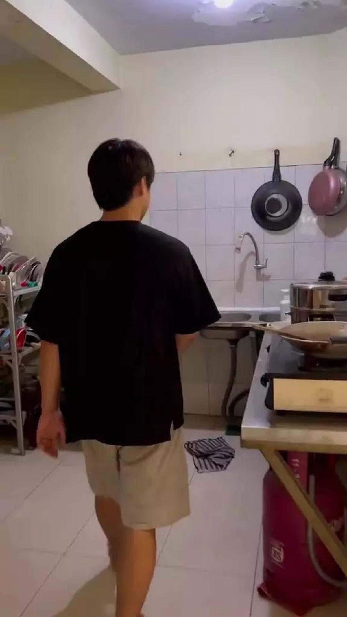 5 Potret Dapur Rumah Steven Wongso Sangat Sederhana, Tak Ada Kitchen Set - Peralatan Masak Cuma Digantung