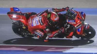 Pembalap Ducati Lenovo Team, Francesco Bagnaia (nomor 1), berhasil meraih podium juara pada MotoGP Qatar 2024 yang berlangsung di Sirkuit Lusail, Doha, Senin (11/3/2024) dini hari WIB. (AP Photo/Hussein Sayed)