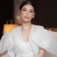 Dinikahi Deddy Corbuzier setelah 9 tahun pacaran, Sabrina Chairunnisa tampil menawan dengan makeup glaze skin di hari pernikahan. Intip detail makeupnya berikut ini! (Instagram/archangelachelsea).