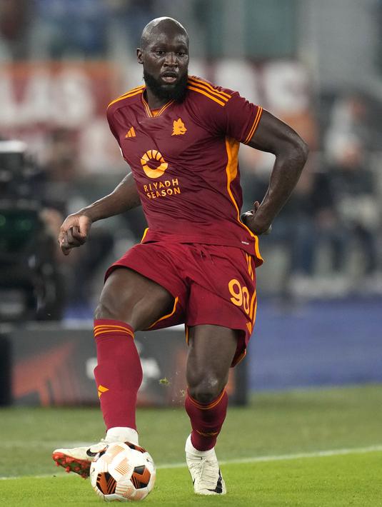 Pemain AS Roma, Romelu Lukaku mengumpan bola pada laga Grup G Liga Europa 2023/2024 di Olympic Stadium, Roma, Italia, Jumat (6/10/2023) dini hari WIB. Lukaku telah mencetak 3 gol dalam 5 penampilan di Serie A dan 2 gol dalam 2 penampilan di Liga Europa. (AP Photo/Alessandra Tarantino)