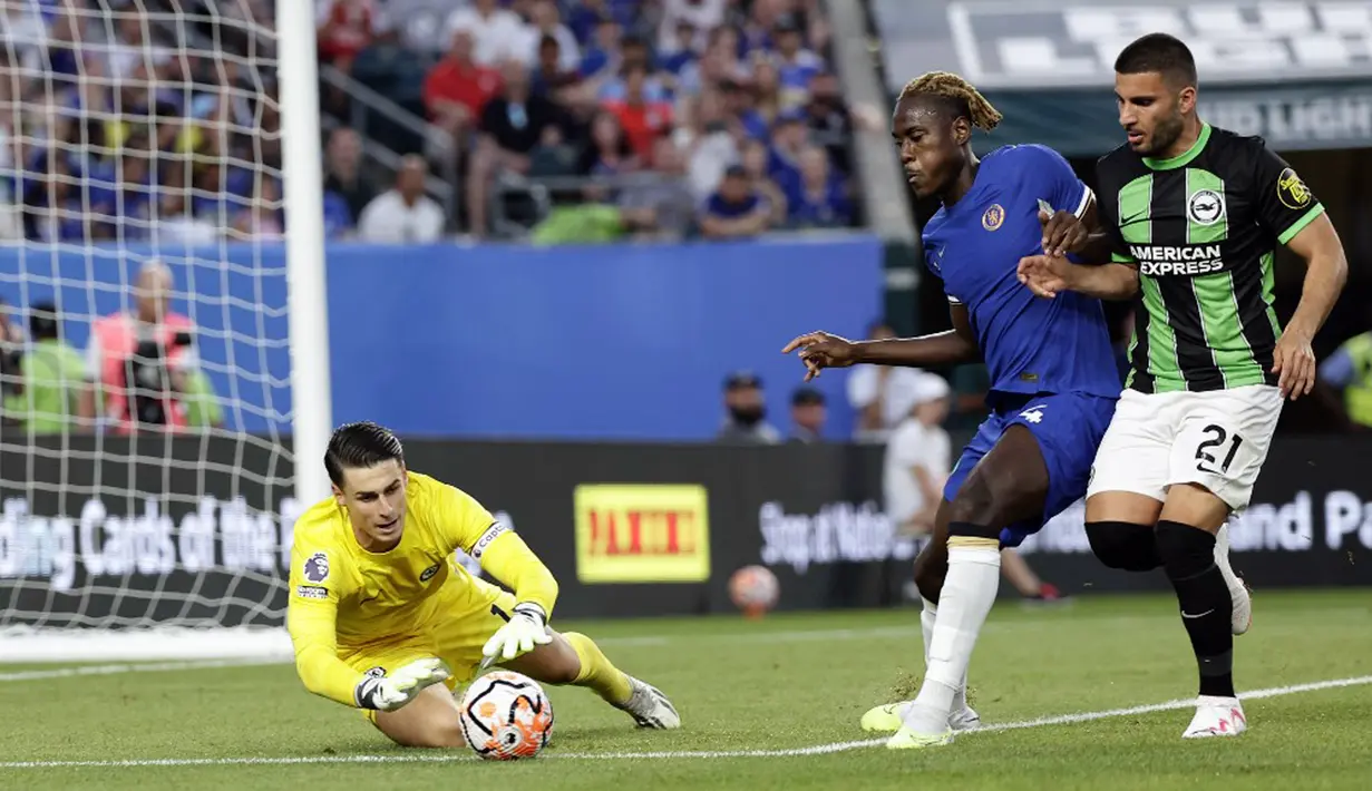 Brighton membuka skor ketika pertandingan berjalan 13 menit. Danny Welbeck yang berhasil membobol gawang Chelsea. (Adam Hunger/Getty Images/AFP)
