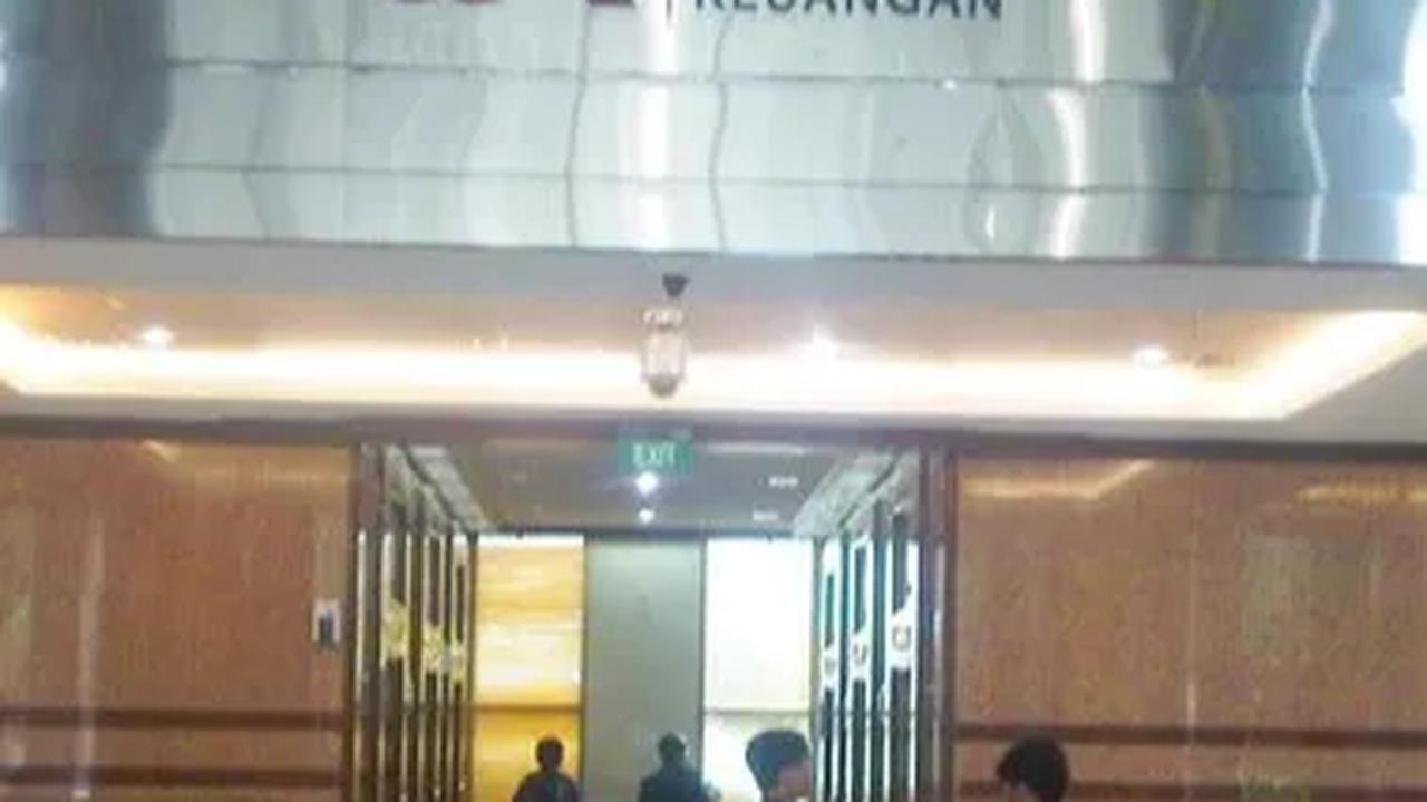 "Misalnya ada sekian, 10 juta nasabah dijual itu udah, jadi komoditas itu, jadi oknum-oknum di perusahaan itu," kata Budi.