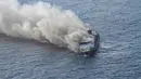 Kapal Mutiara Sentosa 2 terbakar di perairan Sumenep, Jawa Timur, Minggu (2/8/2026). (AFP/ Frida Perkasa)