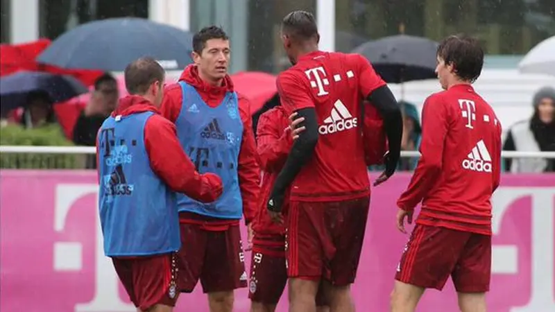 Jerome Boateng Berantem dengan Robert Lewandowski saat latihan Bayern Muenchen