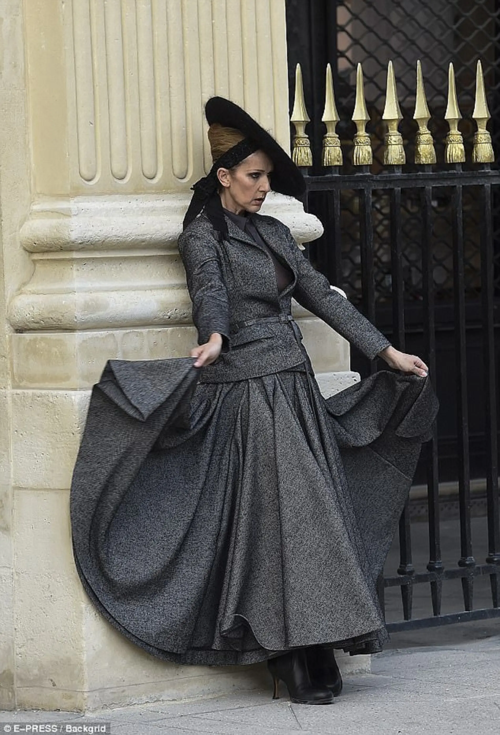 Celine Dion terlihat sangat menikmati momen menjadi model dengan busana era Victoria (Dailymail)