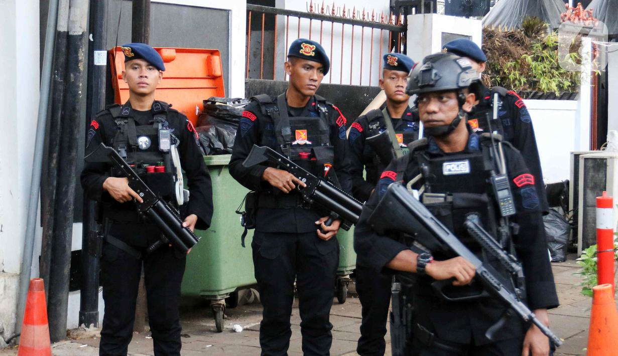"Polres Metro Jakarta Pusat dengan Polda Metro Jaya, Kodam Jaya, juga Pemprov DKI akan menggelar sebanyak 2.120 personel. Kami menggelar pengamanan baik itu dari Bundaran Hotel Indonesia kemudian ruas jalan Imam Bonjol sampai dengan Taman Suropati," kata Kapolres Metro Jakarta Pusat, Kombes Pol Susatyo Purnomo Condro di Kantor KPU RI, Jakarta Pusat, Selasa (12/12/2023). (Liputan6.com/Herman Zakharia)