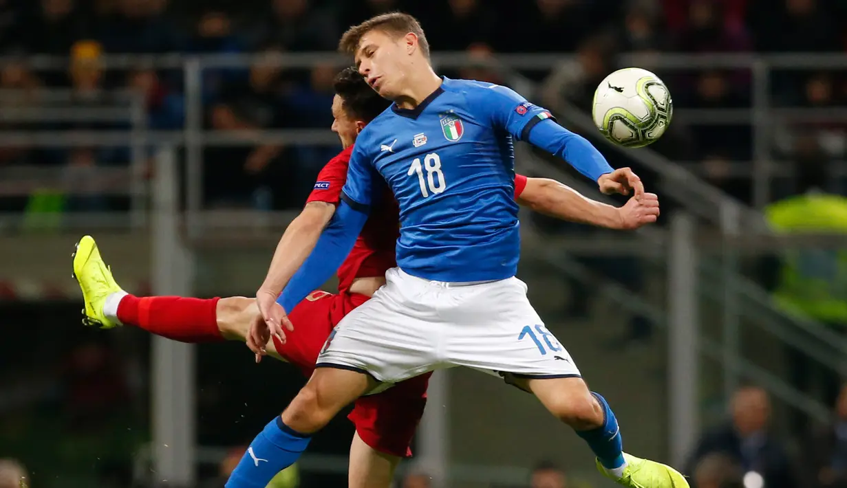 Pemain Portugal, Mario Rui berebut bola udara dengan pemain Italia, Nicolo Barella selama pertandingan UEFA Nations League di Stadion San Siro di Milan (17/11). Italia bermain imbang 0-0 atas Portugal. (AP Photo/Antonio Calanni)