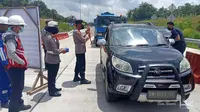 Hutama Karya melakukan penyekatan di ruas Tol Pekanbaru-Dumai. Proses penyekatan dilakukan bersama pihak kepolisian di Gerbang Tol (GT) Dumai. (Foto: HK)