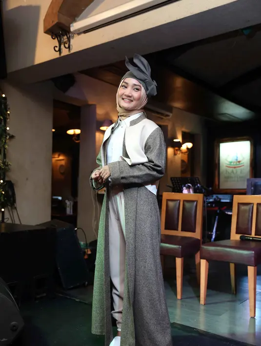 Meski lagu tersebut telah melegenda, sebagai penyanyi yang masih muda, ia mengaransemen ulang lagu tersebut. Sehingga, lagu Ketika Tangan dan Kaki Berkata menjadi lebih segar. (Nurwahyunan/Bintang.com)