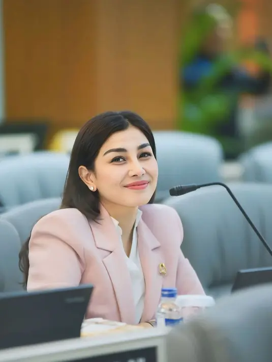 Penampilannya yang selalu rapi dan maksimal memperlihatkan sisi elegan dan tegas.  [@nissyaa].