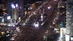 Pemandangan dari atas menunjukkan ratusan ribu pengunjuk rasa memadati jalan-jalan utama di pusat Kota Seoul, Korea Selatan, Sabtu (3/12). Aksi ini bukanlah yang pertama kalinya, mereka sebelumnya juga melakukan aksi yang serupa. (AFP/Chung Sung-Jun/POOL)