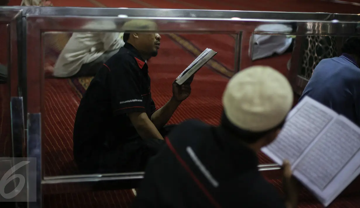 Seorang jamaah membaca Al-Quran di Masjid Istiqlal, Jakarta, Kamis (18/6/2015). Memasuki bulan Ramadan, sejumlah umat muslim mengisi waktu dengan beribadah seperti mengaji dan salat berjamaah di masjid. (Liputan6.com/Faizal   Fanani)