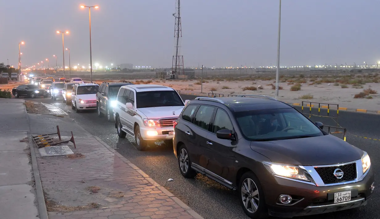 Orang-orang antre dalam mobil mereka untuk memasuki sebuah stasiun pengujian lantatur (drive through) baru untuk COVID-19 di Kegubernuran Mubarak Al-Kabeer, Kuwait, 20 September 2020. Kuwait membuka stasiun pengujian PCR lantatur baru untuk memperluas kapasitas pengujian COVID-19. (Xinhua/Asad)