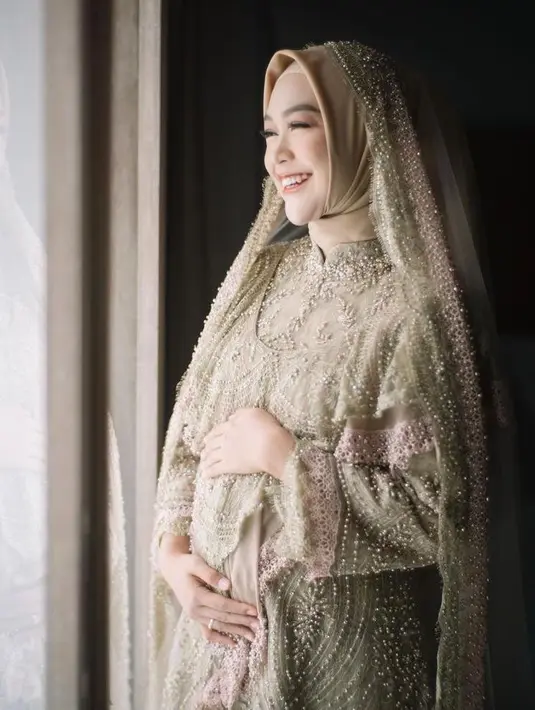 Gamis rancangan Ayung Berinda ini juga memiliki detail potongan kerah gamis bermodel cheongsam. (Instagram/okisetianadewi).