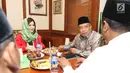 Ketua Umum Partai Solidaritas Indonesia (PSI) Grace Natalie saat berbincang dengan Ketua Umum PBNU, KH Said Aqil Siradj di Kantor PBNU, Jakarta, Senin (26/3). Partai PSI melakukan kunjungan silaturahmi ke Kantor PBNU. (Liputan6.com/Angga Yuniar)