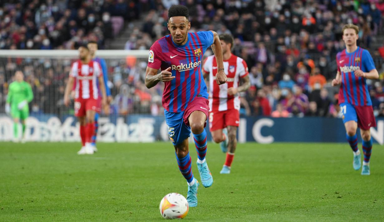 Aubameyang pindah ke Barcelona pada bursa transfer musim dingin dengan status bebas transfer. Pada pertandingan Liga Spanyol antara Barcelona vs Atletico Madrid di Camp Nou, Minggu (6/2/2022), Aubameyang dimainkan pelatih Xavi Hernandez pada menit ke-61. (AFP/Lluis Gene)