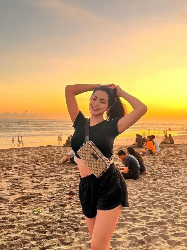 Jessica Iskandar saat di Pantai, Cantik dan Menawan