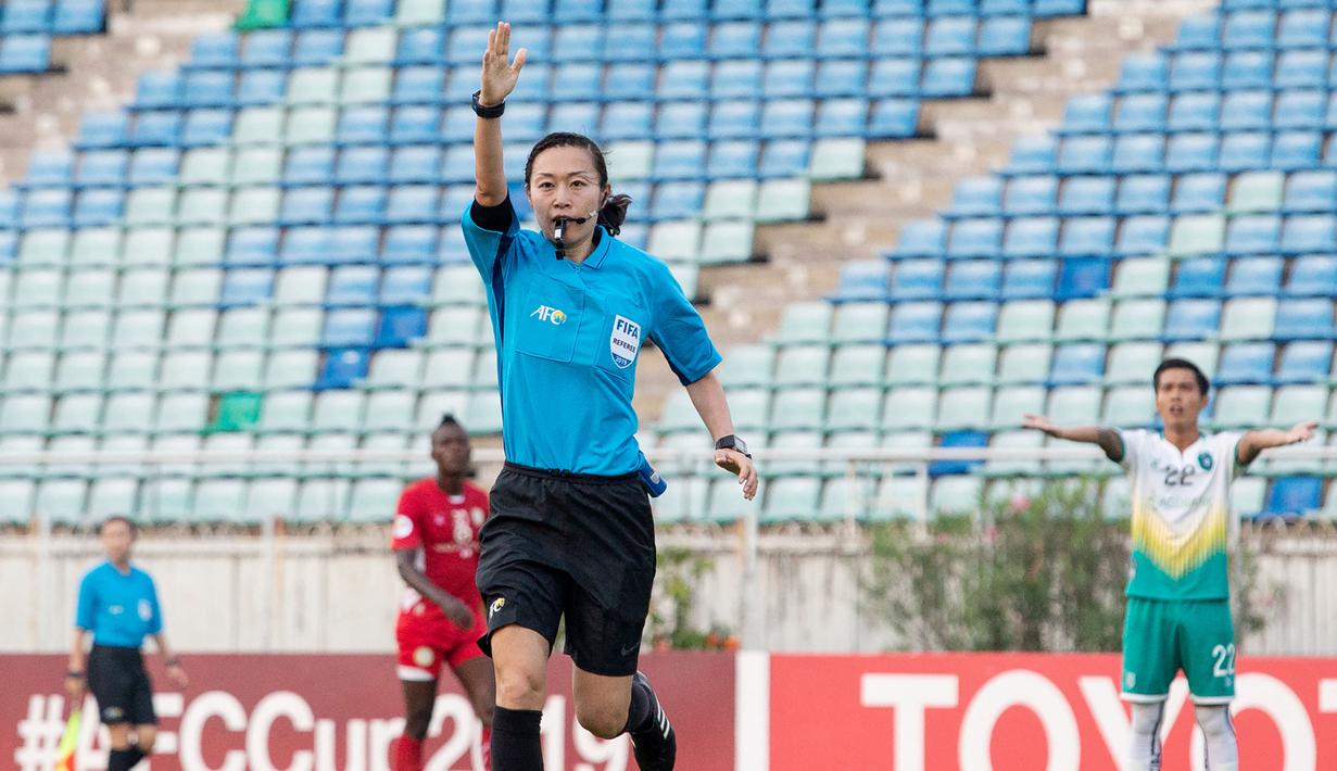 Wasit asal Jepang merupakan ini digadang-gadang sebagai pengadil wanita terbaik di Asia saat ini. Yoshimi Yamashita pernah memimpin laga di Piala Dunia Wanita 2019, Olimpiade 2020 dan Liga Champions Asia. (AFP/Sai Aung Main)