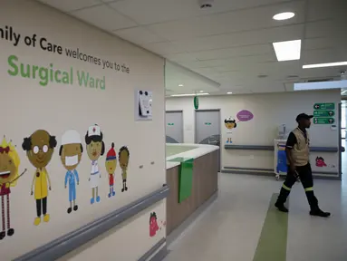 Seorang pekerja berjalan di salah satu bangsal Rumah Sakit Anak Nelson Mandela di Johannesburg, Afrika Selatan, Jumat (2/12). Rumah sakit yang dibangun dengan fasilitas sangat lengkap ini akhirnya resmi dibuka. (REUTERS/Siphiwe Sibeko)