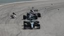 Balapan sempat tersendat beberapa saat setelah terjadi insiden yang menimpa Yuki Tsunoda karena kehilangan bagian sayap depannya usai menabrak Lance Stroll. (AP Photo/Marcelo Chello)