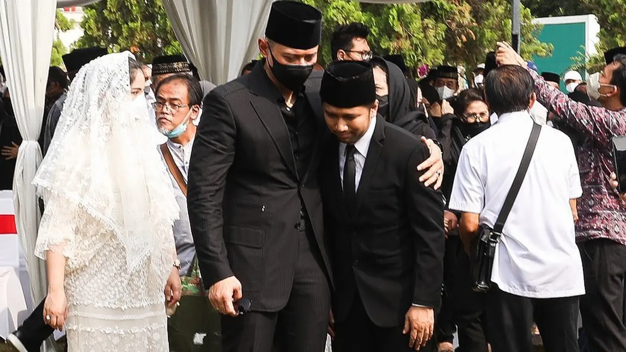 Agus Harimurti Yudhoyono ikut mengantar mendiang Hermanto Dardak ke tempat peristirahatan terakhir (https://www.instagram.com/p/ChgzmM3vDKB/)