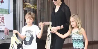 Satu bulan menggugat cerai Brad Pitt, Angelina Jolie beserta anak-anaknya terlihat kembali sedang berjalan di Malibu dengan didampingi saudara laki-laki Jolie, James Haven. (doc.Aceshowbiz.com)